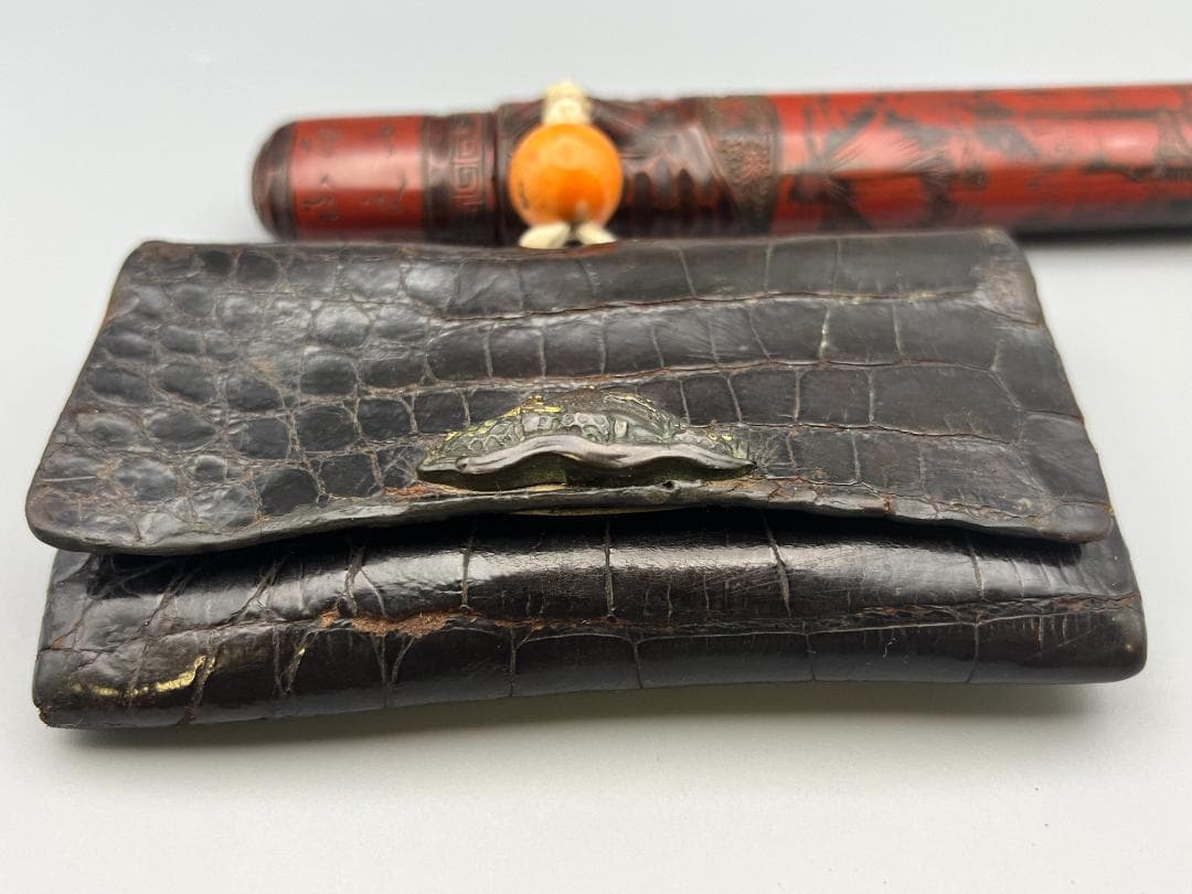 江戸明治時代　極上山水詩堆朱絵　秀心翁在銘　タバコ入　大玉珊瑚根〆　銀製キセル