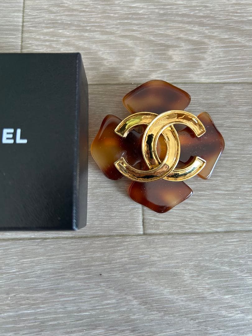 プ*︎様 CHANEL ロゴ入り ブローチ　中古品