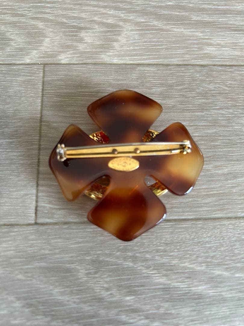 プ*︎様 CHANEL ロゴ入り ブローチ　中古品