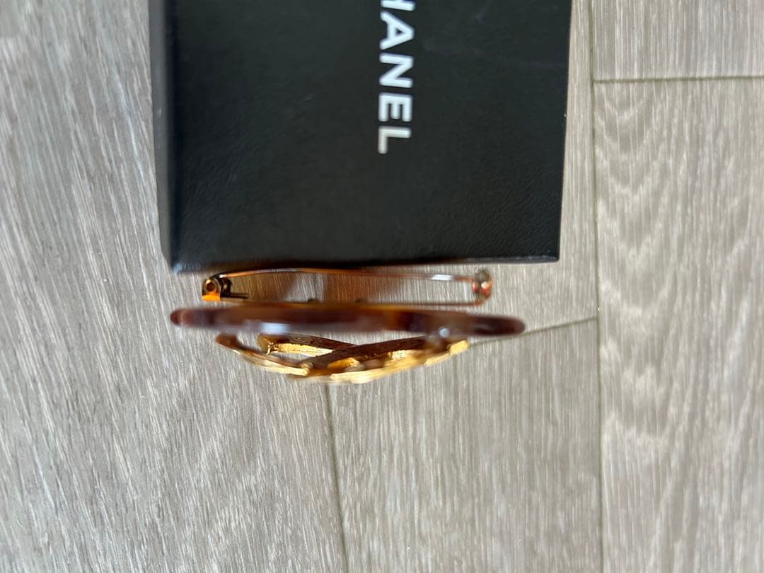 プ*︎様 CHANEL ロゴ入り ブローチ　中古品