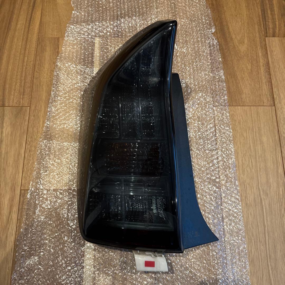 30プリウス前期テールランプ（スモークレンズカバー付）