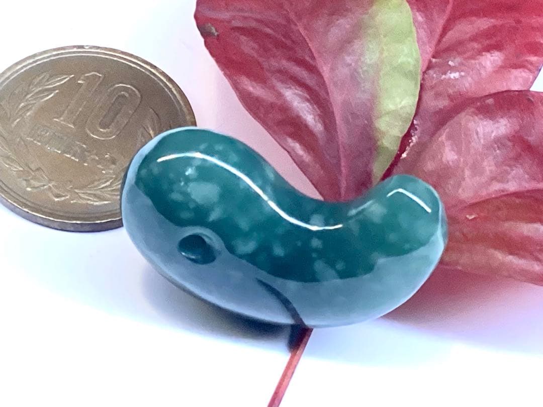 ✳premium 糸魚川翡翠翡翠勾玉　吉兆文様の雪輪　再結晶線入り御守りに‼️