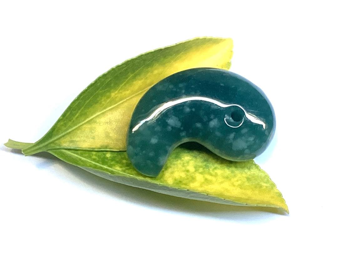 ✳premium 糸魚川翡翠翡翠勾玉　吉兆文様の雪輪　再結晶線入り御守りに‼️