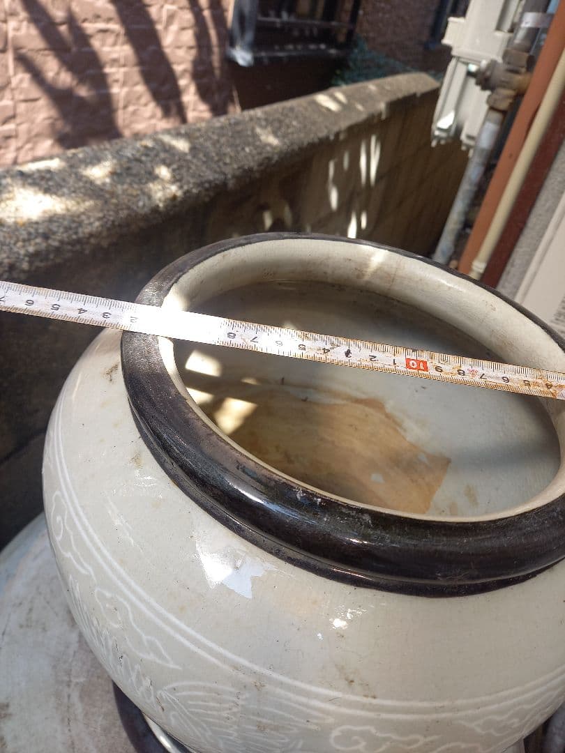 高さは、30cm　口20cm大きな壺