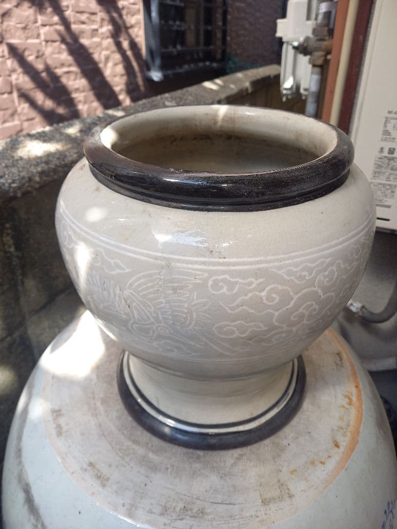 高さは、30cm　口20cm大きな壺