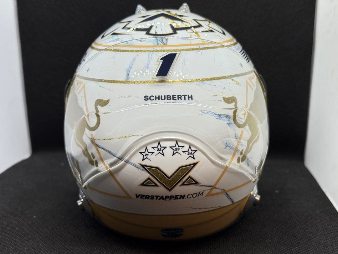 1/2ヘルメット レッドブル M.フェルスタッペン 2024 チャンピオン仕様