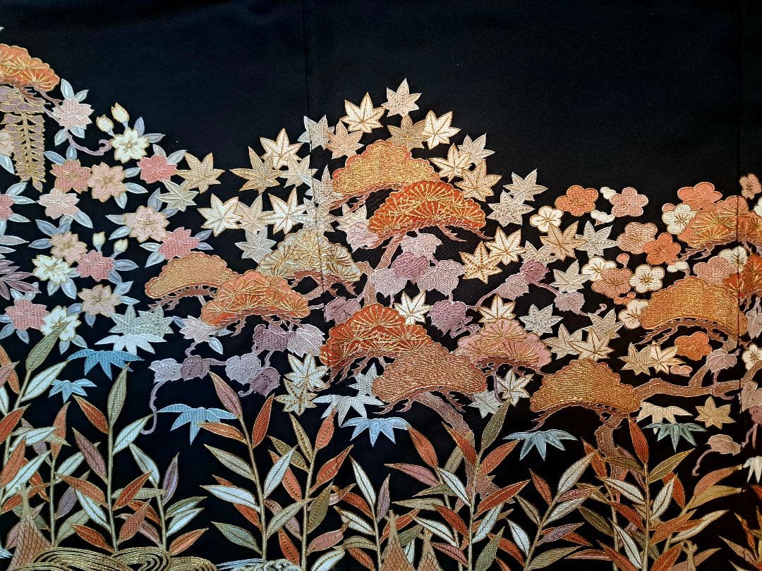 未使用❇️豪華総刺繍黒留袖　スワトウ刺繍、相良刺繍　 比翼仕立て　フルセット