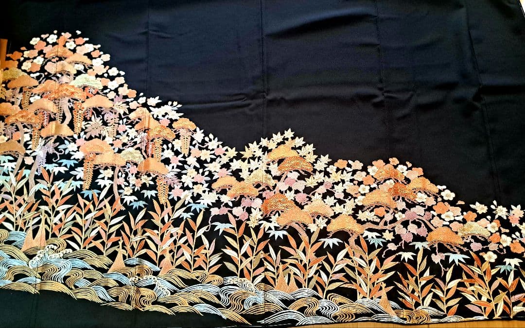 未使用❇️豪華総刺繍黒留袖　スワトウ刺繍、相良刺繍　 比翼仕立て　フルセット
