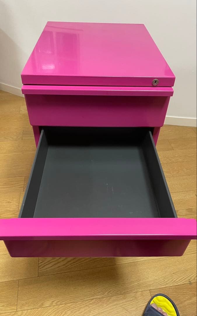 ピンクの3段キャビネット（キャスター付き）