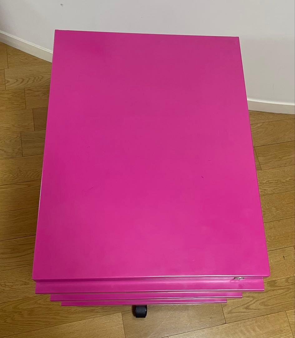 ピンクの3段キャビネット（キャスター付き）