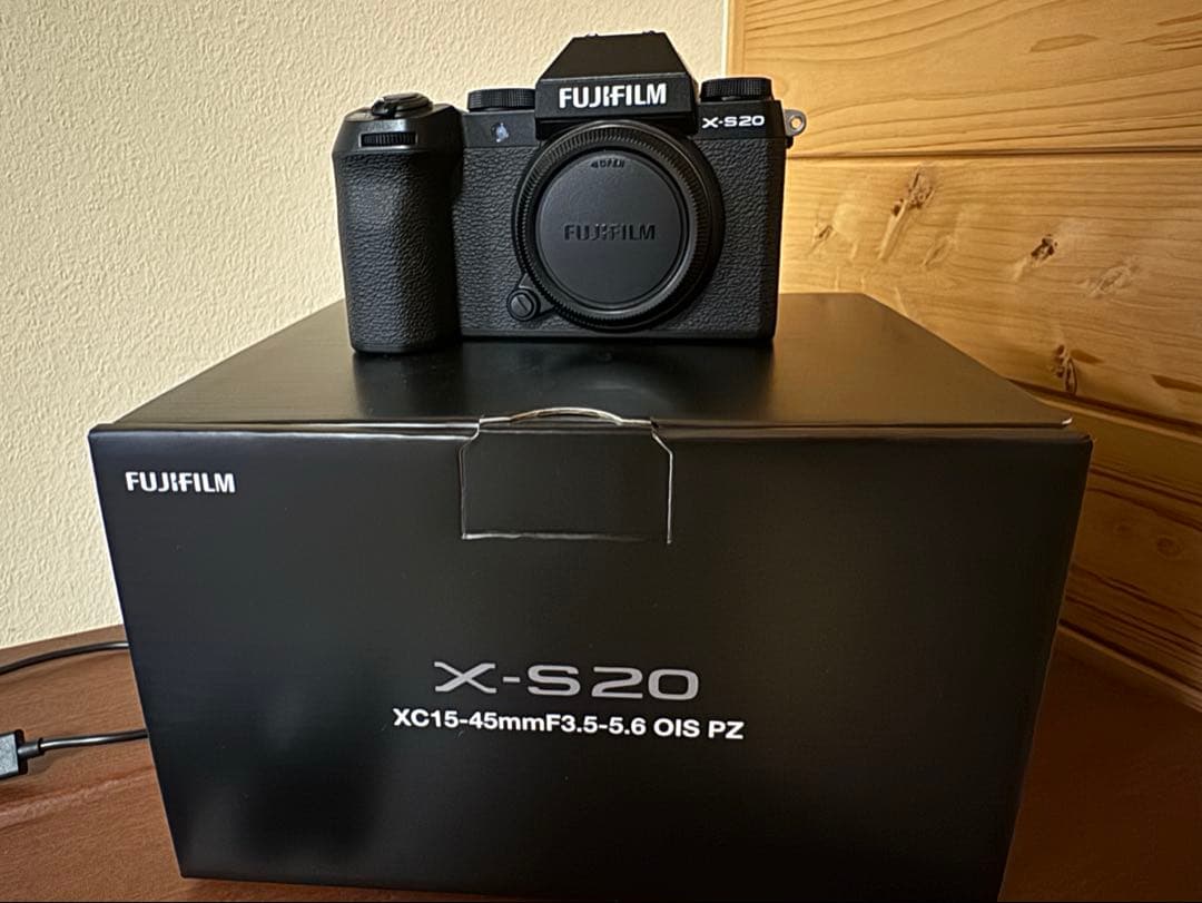 美品FUJIFILM X-S20 本体、非純正バッテリー2個＋チャージャー