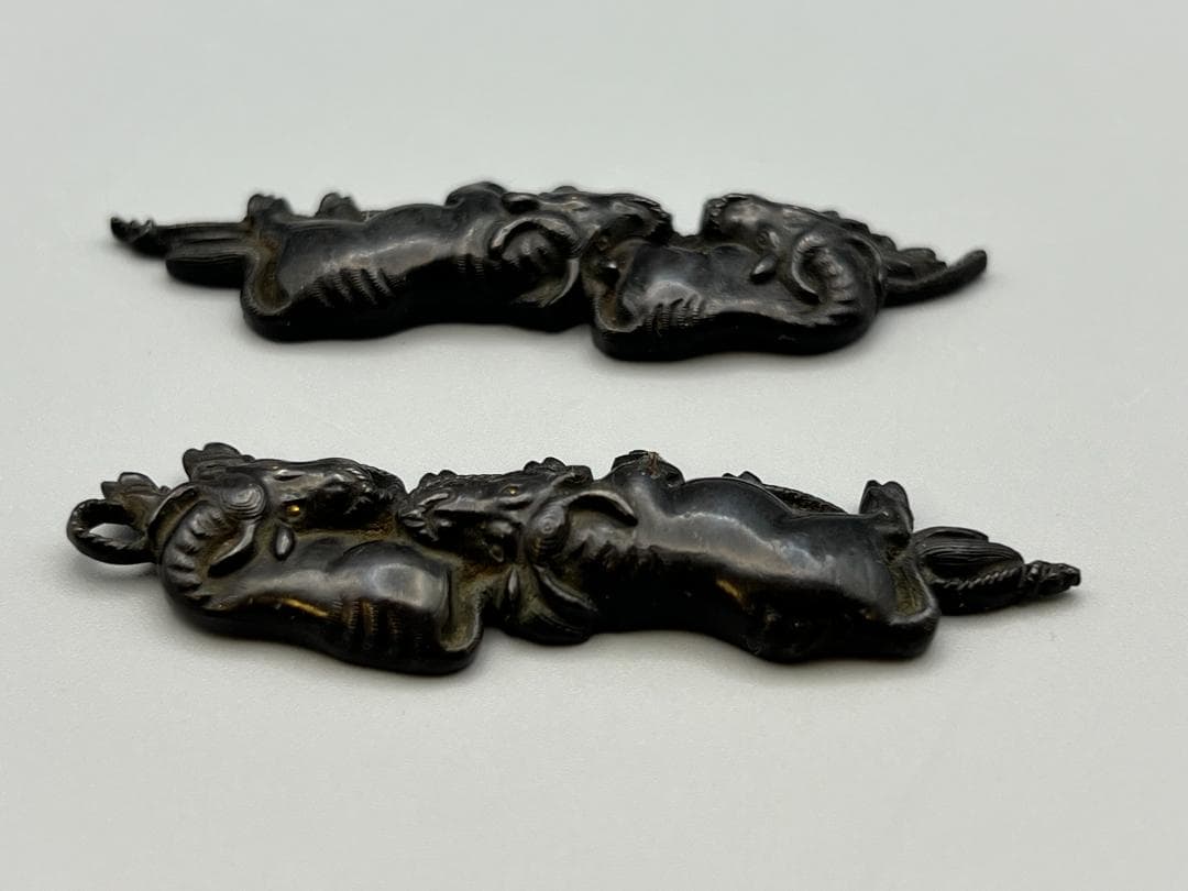 【海】江戸明治金工　二疋牛図　金目　手彫　目貫一体　銅製鍍金　骨董品　専用箱付