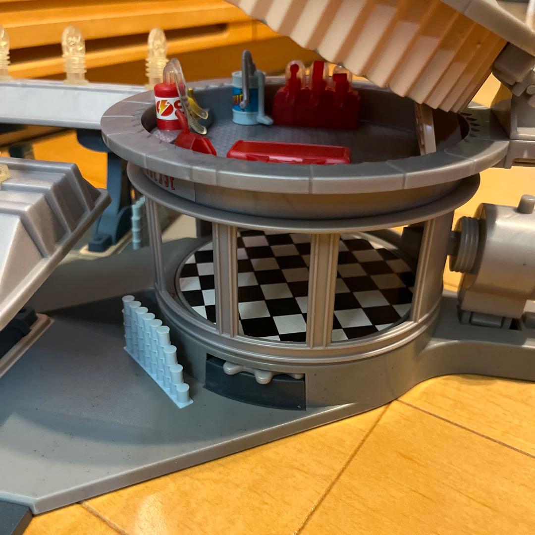 マテル　カーズ　フローのV8カフェギミック付きプレイセットフロー1台付き