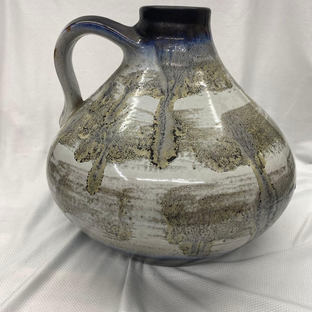 陶器製の抽象模様の花瓶