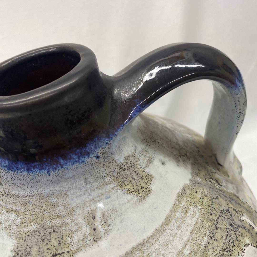 陶器製の抽象模様の花瓶