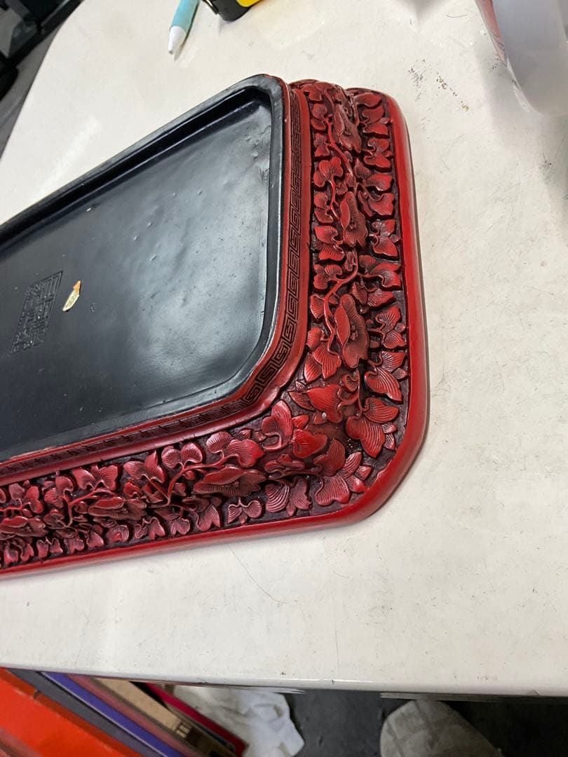 赤い浮彫りドラゴン模様　トレイ