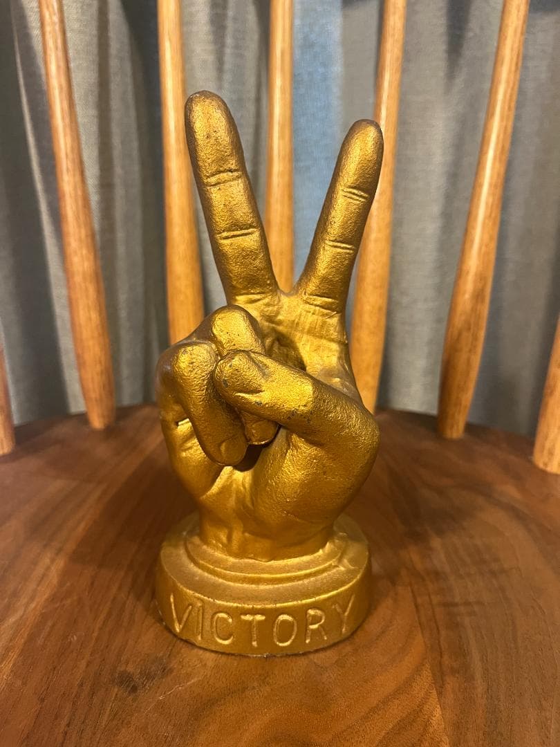 ビンテージ　ビクトリー　ピースサイン　ブロンズ像　クラブ英国屋　風俗店　昭和