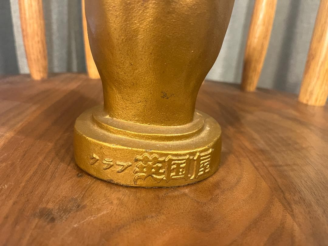 ビンテージ　ビクトリー　ピースサイン　ブロンズ像　クラブ英国屋　風俗店　昭和