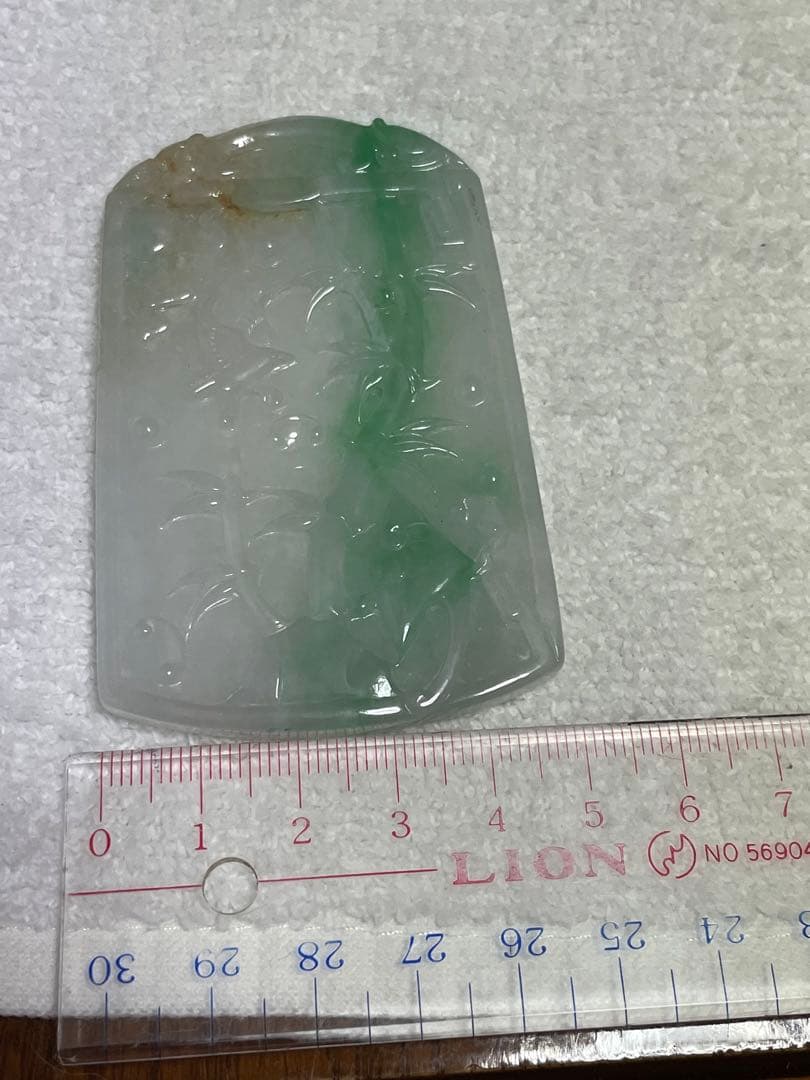 翡翠　天然石　ペンダントヘッド　御守り　竹鳥模様