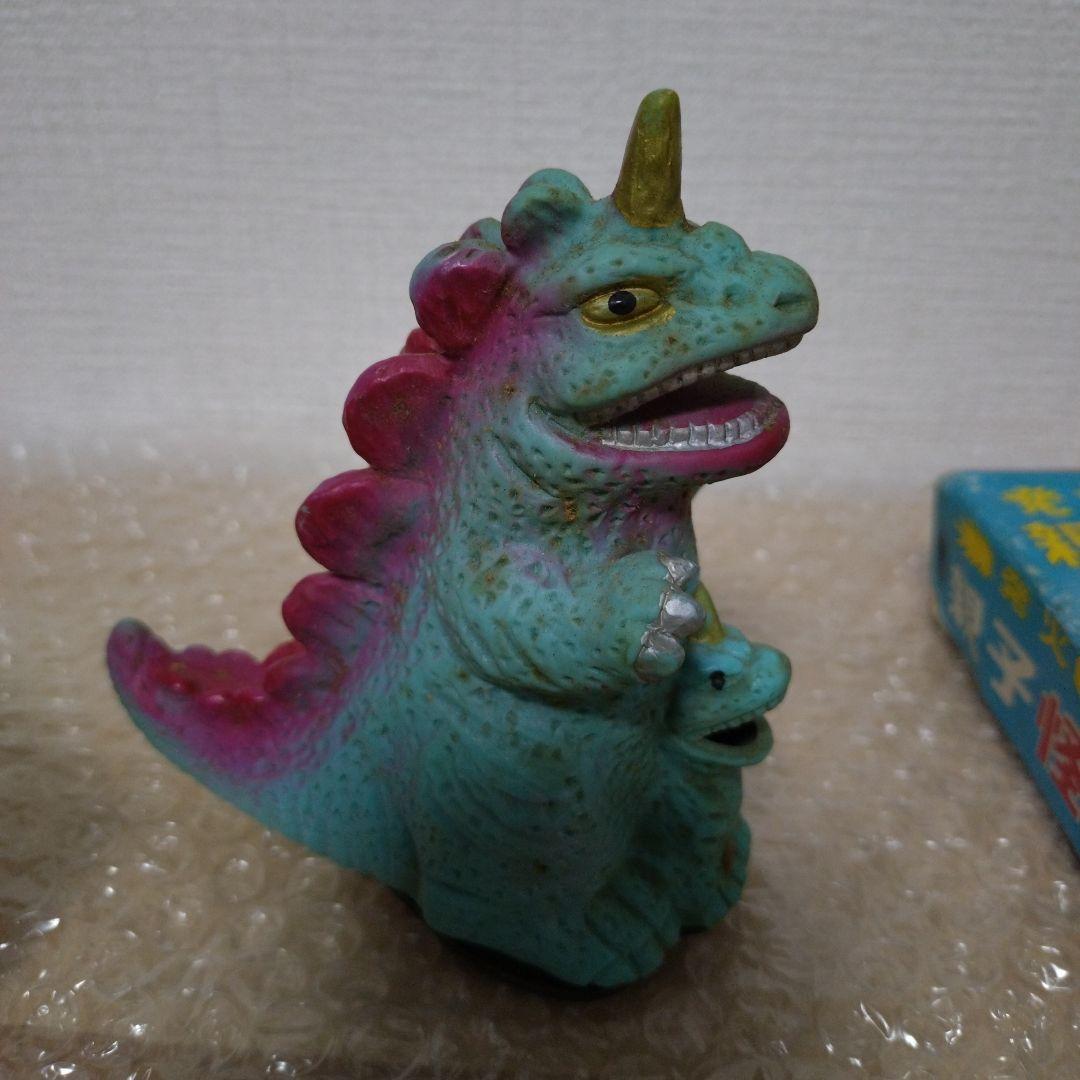 怪獣フィギュア 青とピンクのグラデーション