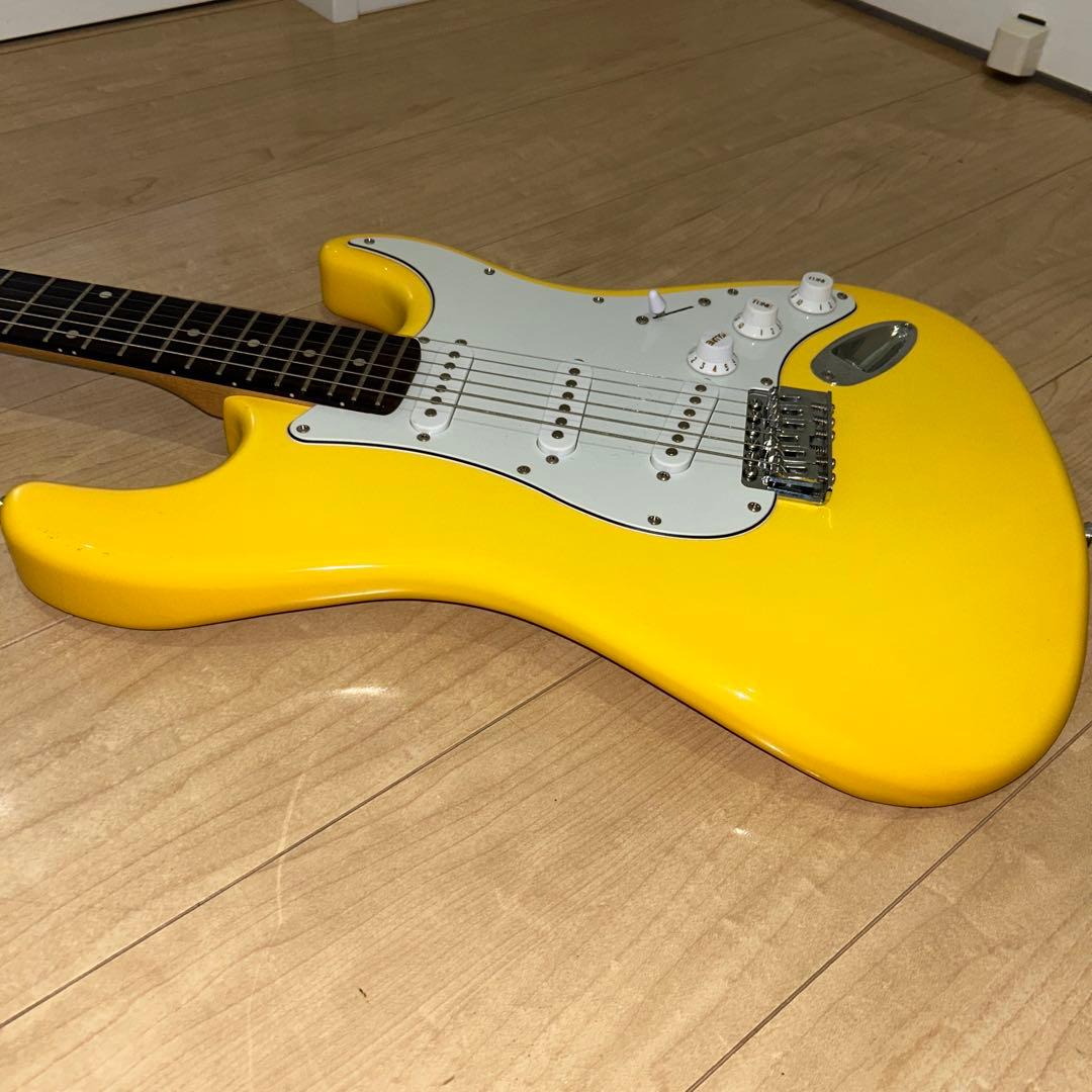 安い！！イエローカラーいい音　ストラトキャスタータイプ　弦高調整済み　です