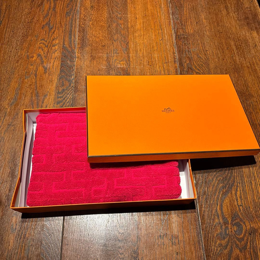 HERMES 赤 バスタオル 55×96センチ　箱付き