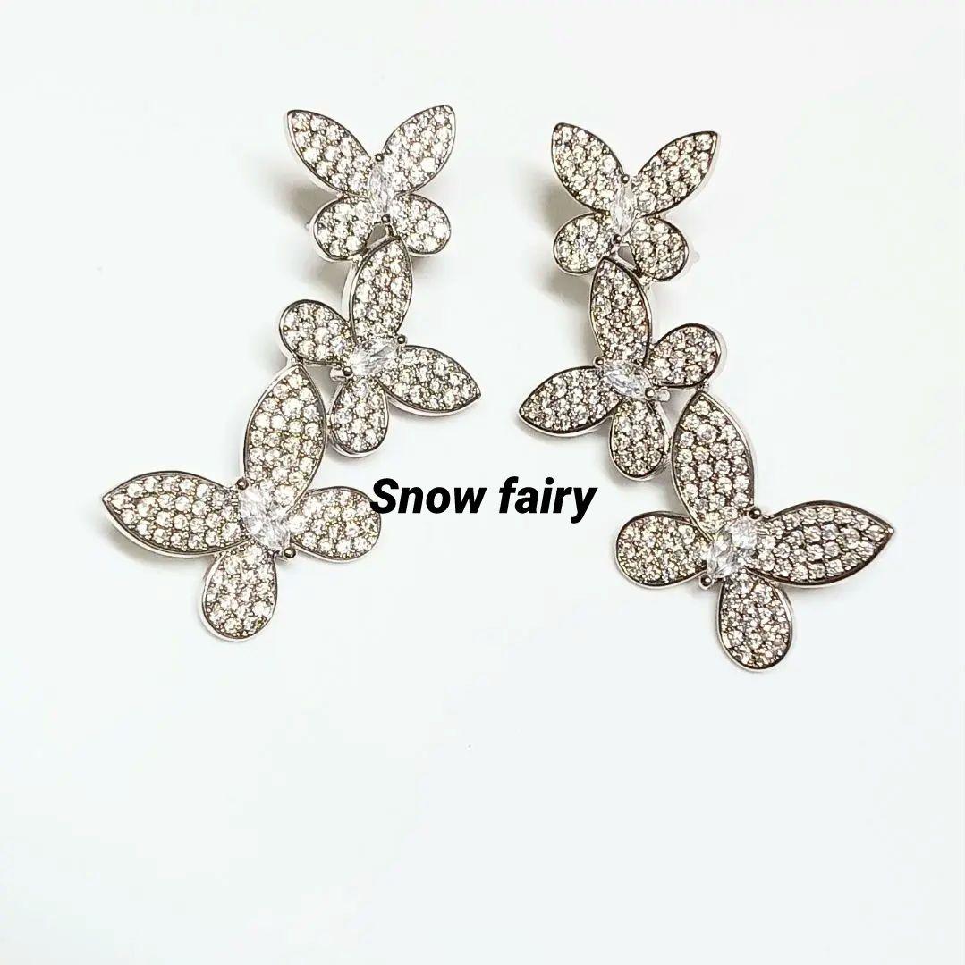 トリプルバタフライドロップピアス　ホワイトゴールドカラー