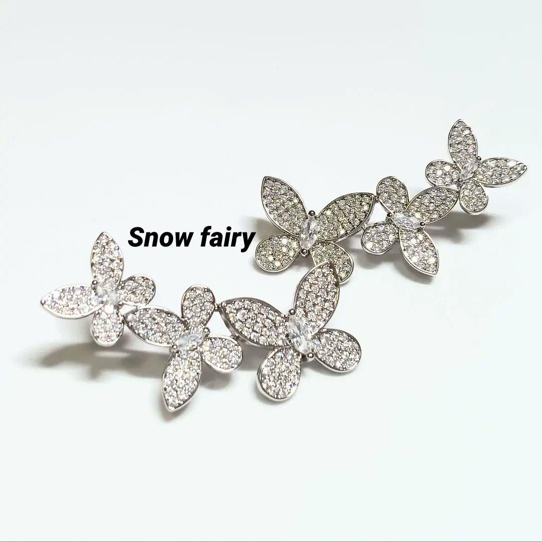 トリプルバタフライドロップピアス　ホワイトゴールドカラー