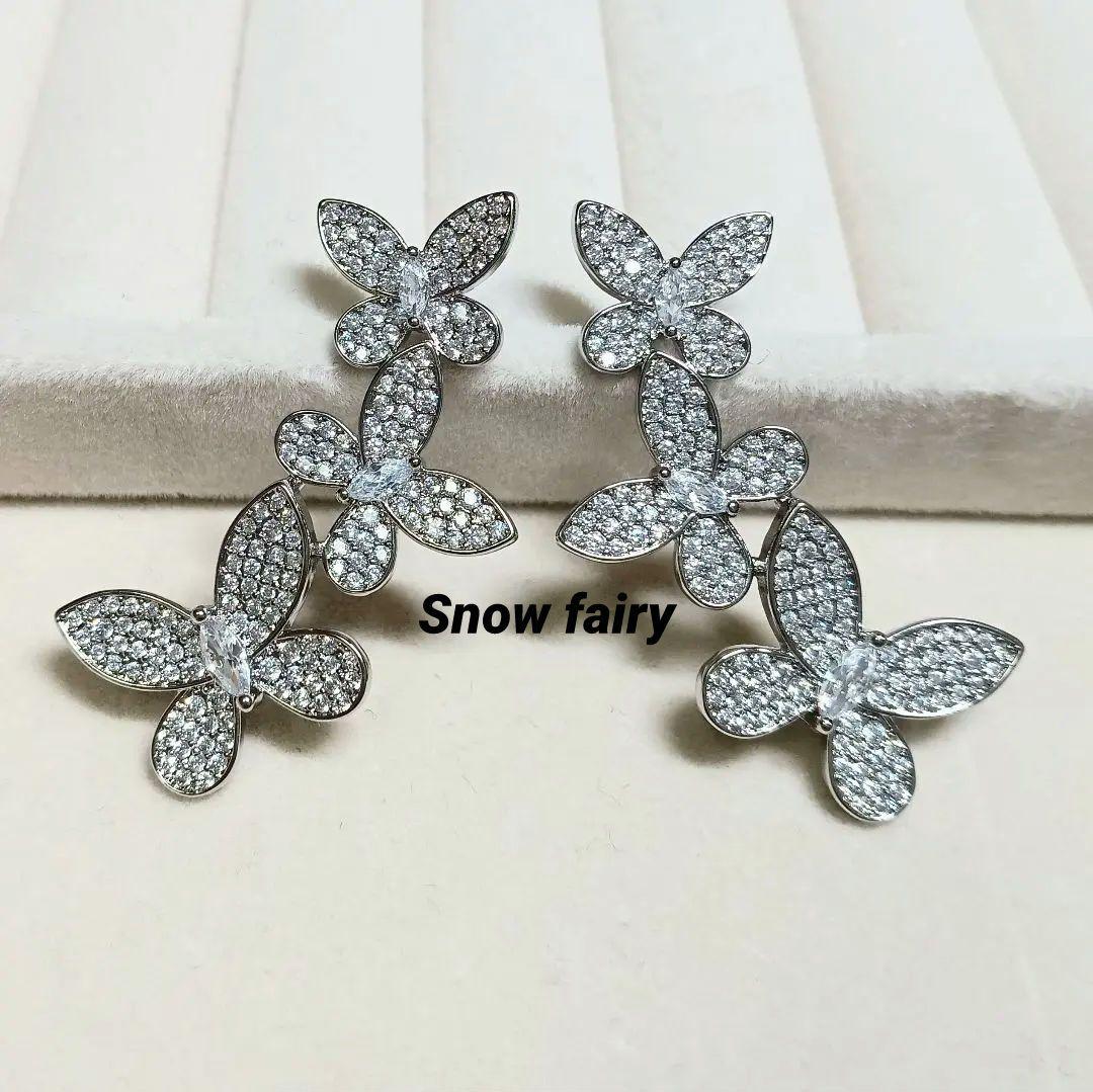 トリプルバタフライドロップピアス　ホワイトゴールドカラー