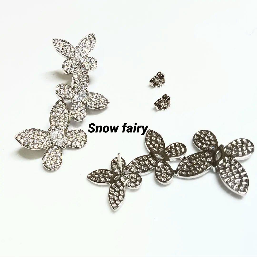 トリプルバタフライドロップピアス　ホワイトゴールドカラー