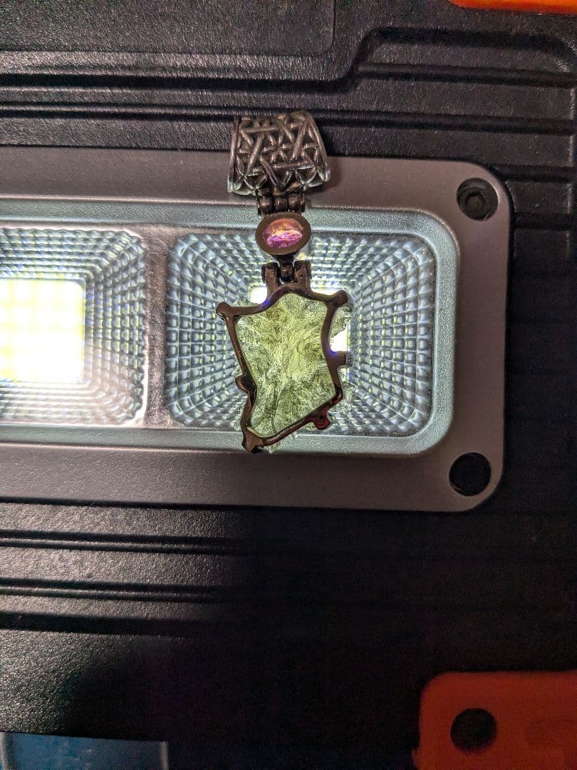 K*8様 Kate King 緑色ブローチ モルダバイト赤い石付き