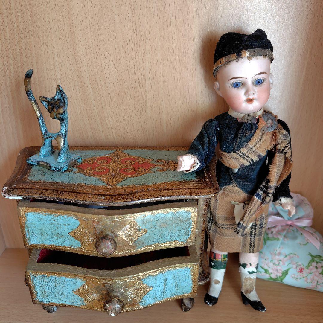 護衛兵のアンティーク人形とイタリアミニチュアチェスト