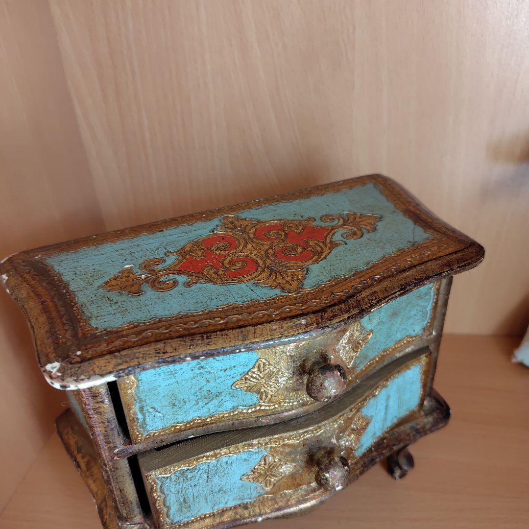 護衛兵のアンティーク人形とイタリアミニチュアチェスト