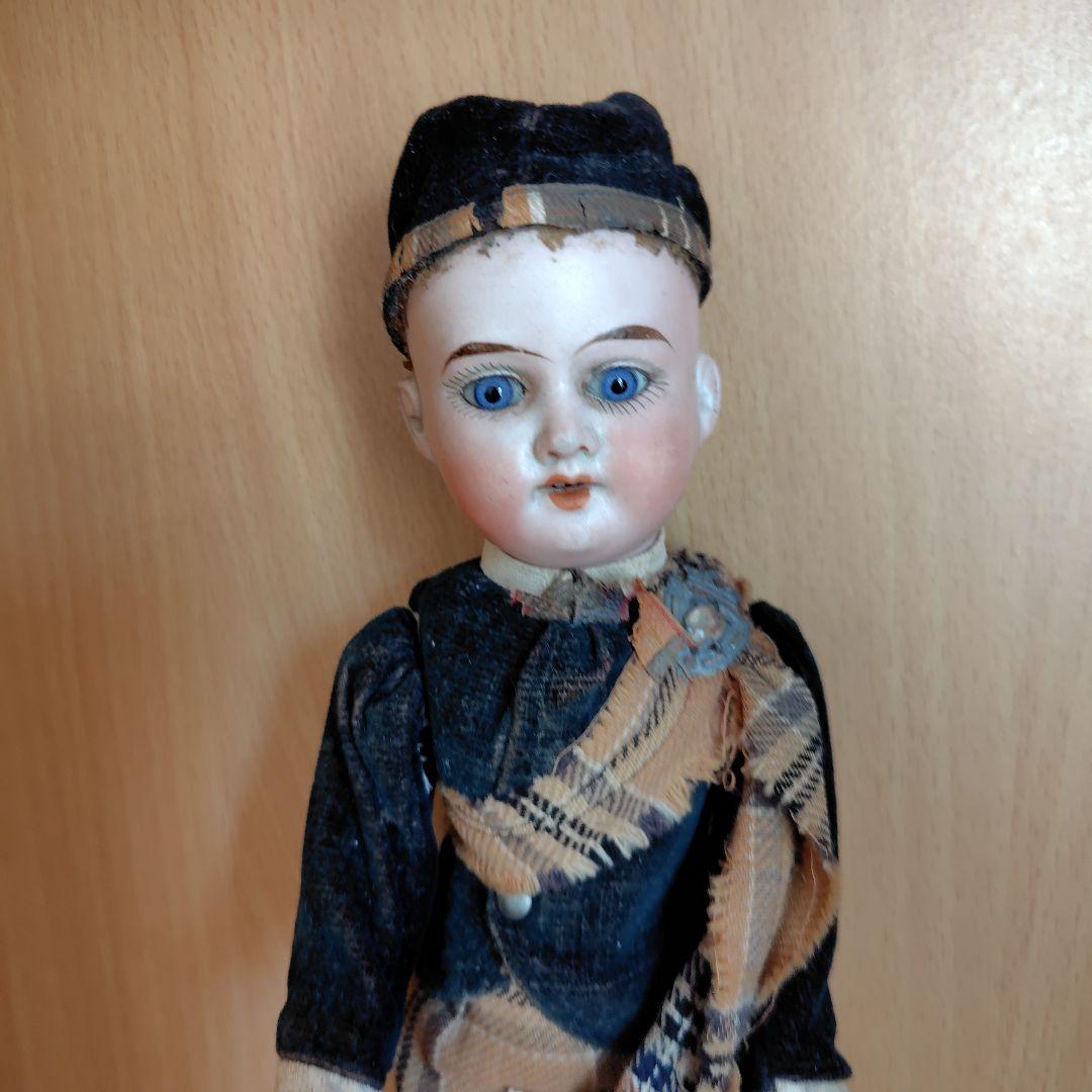 護衛兵のアンティーク人形とイタリアミニチュアチェスト