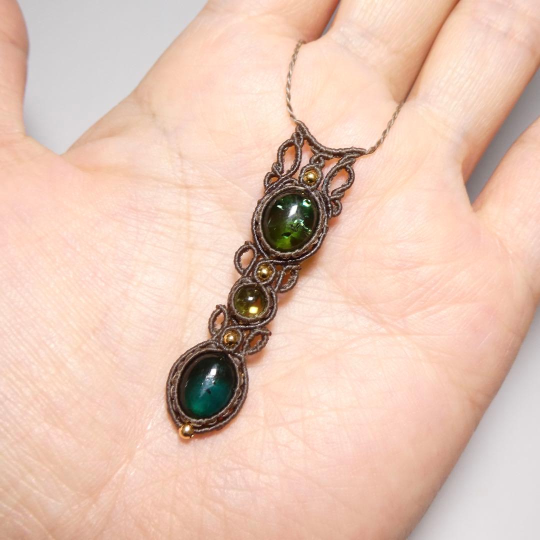 2種類のグリーンアンバー・ペリドットのマクラメネックレス