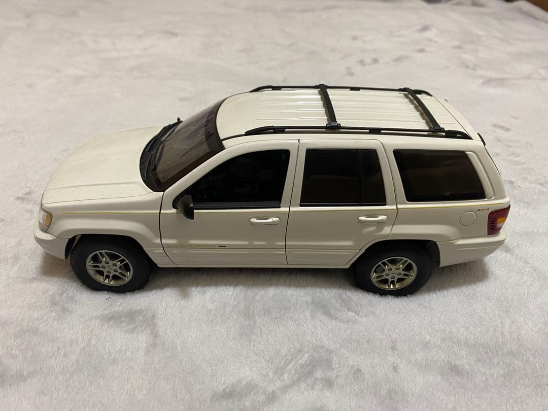 ミニカー AUTOart Jeep Grand Cherokee 1/18