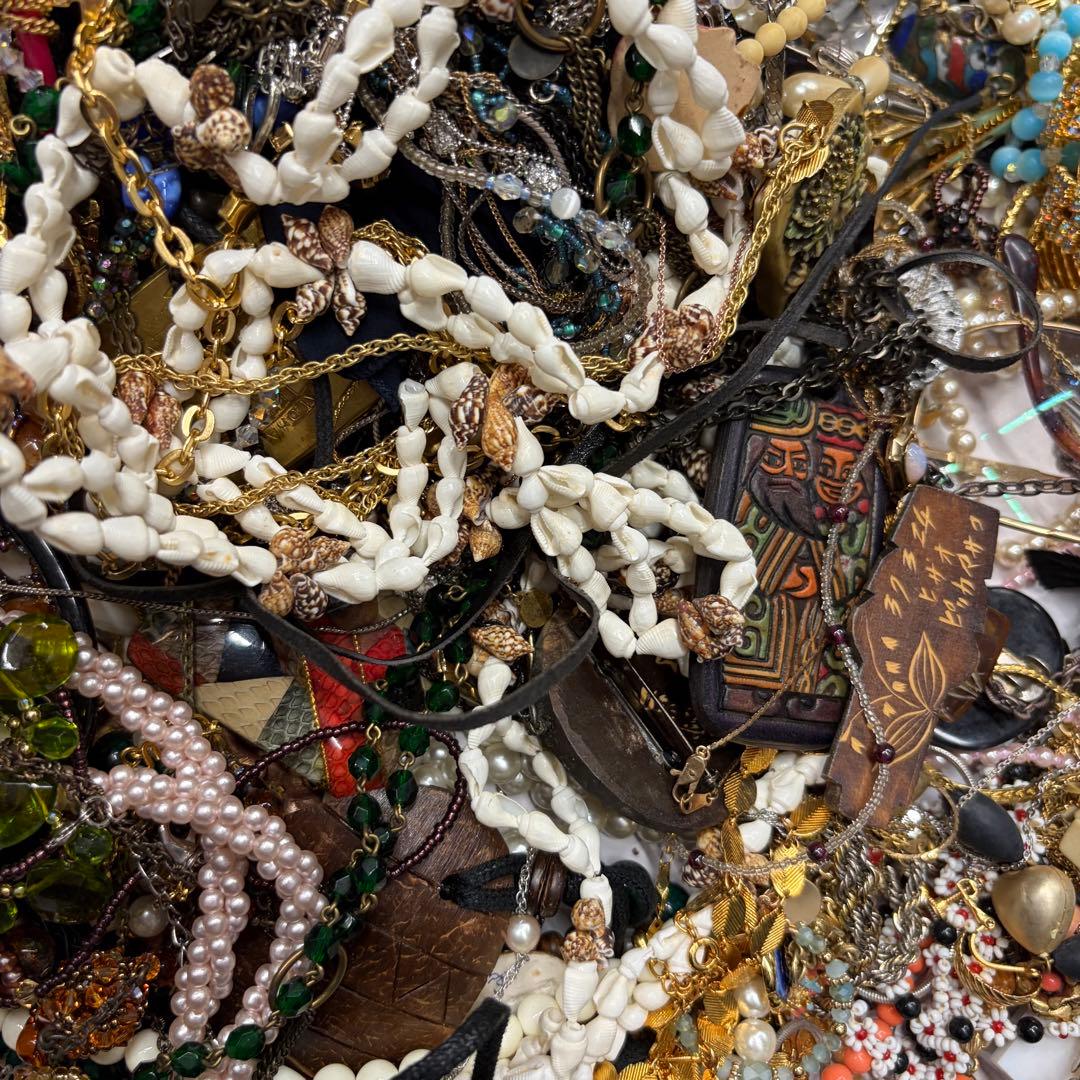 3.6キロ❗️ アクセサリー　まとめ売り　ジャンク　イミテーションアクセサリー