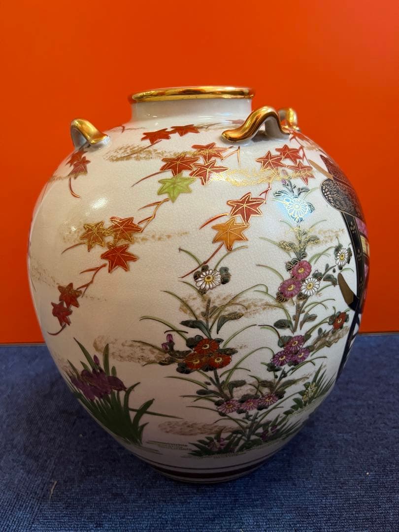 1345 薩摩焼　四耳付花瓶　草花と御所車図柄　金彩　時代物　骨董