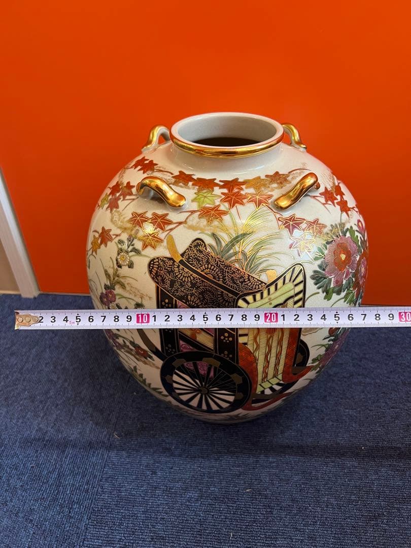 1345 薩摩焼　四耳付花瓶　草花と御所車図柄　金彩　時代物　骨董
