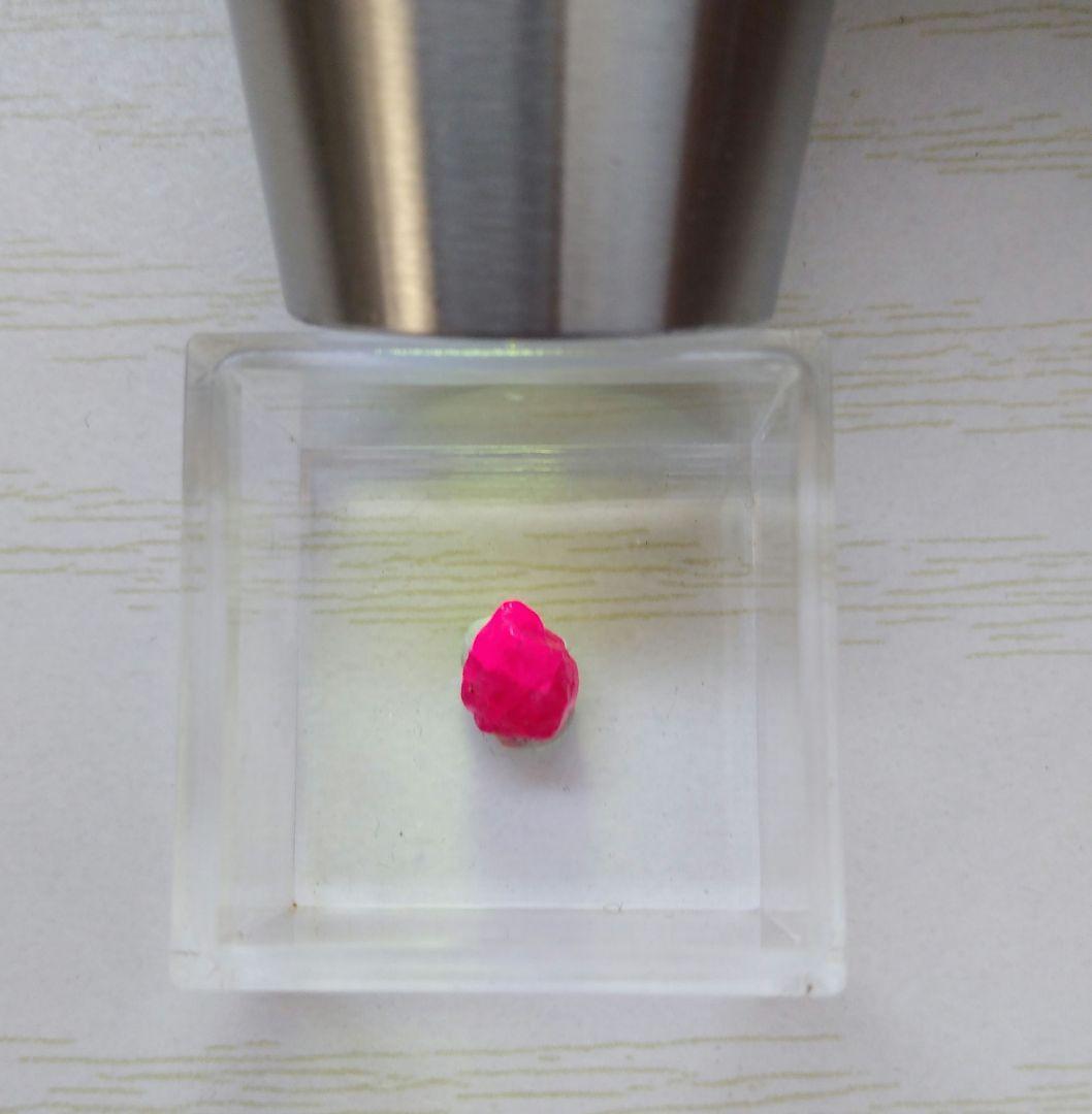 ピジョンブラッド ルビー　蛍光宝石鉱物標本