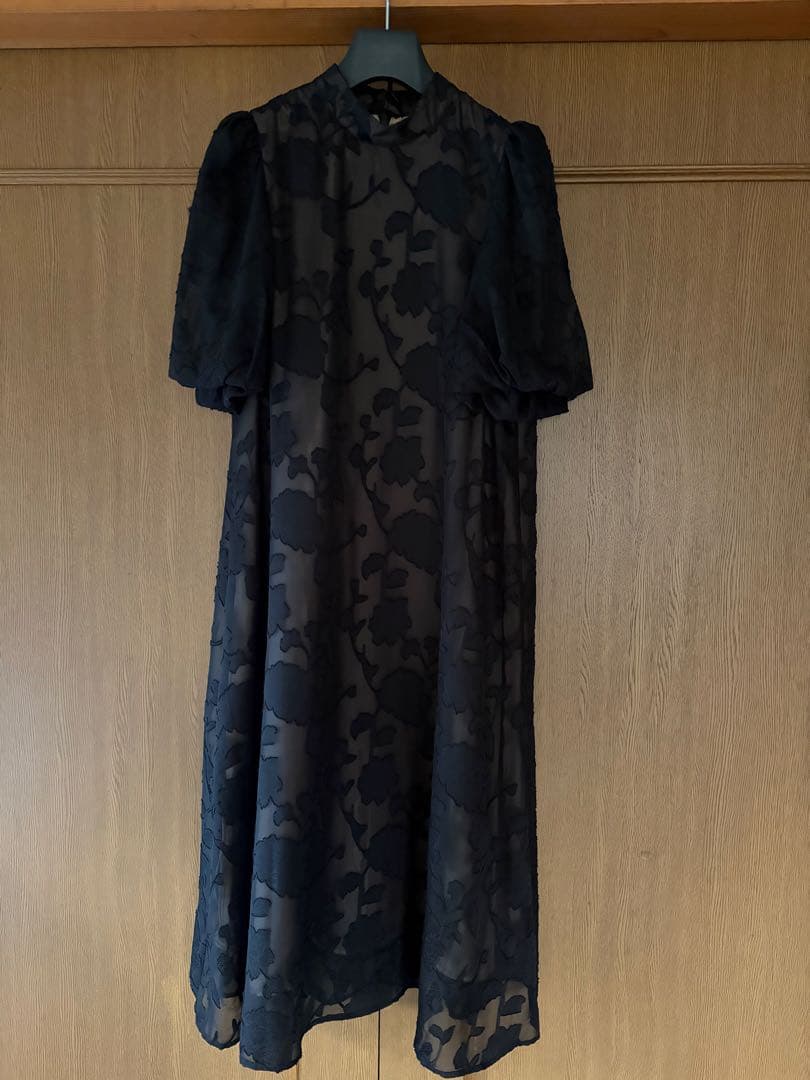 ブラックフラワー柄パーティードレス