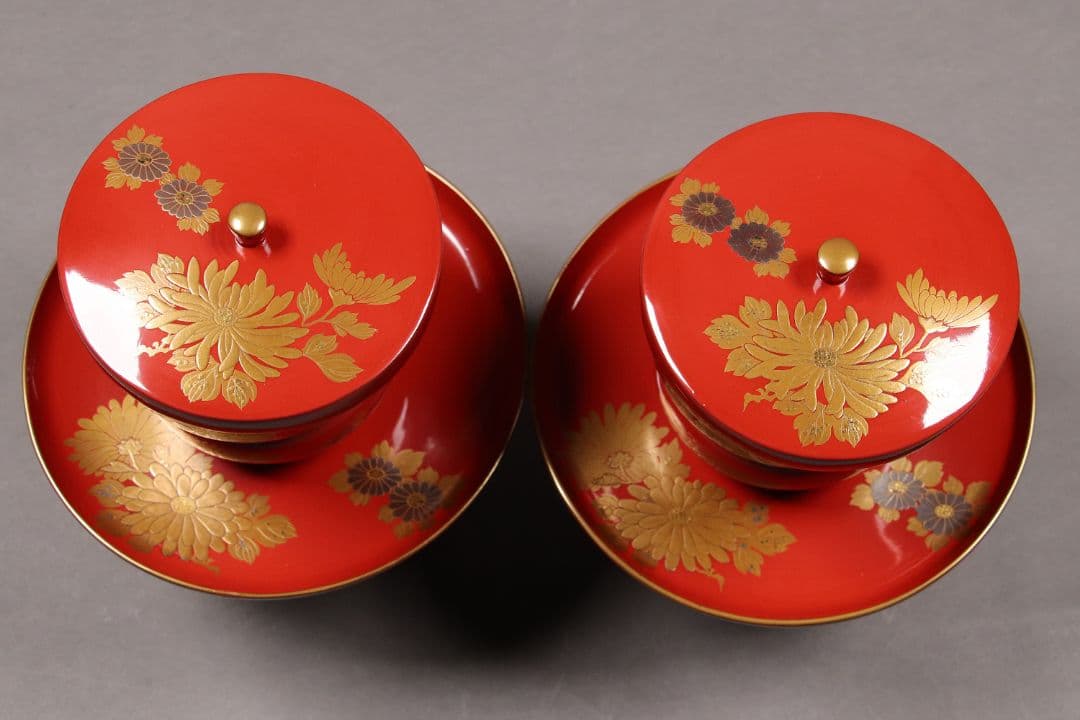 M674/ 時代木製漆器 菊に波金銀蒔絵朱塗茶台一対 伊万里赤絵茶器付 金銀切金