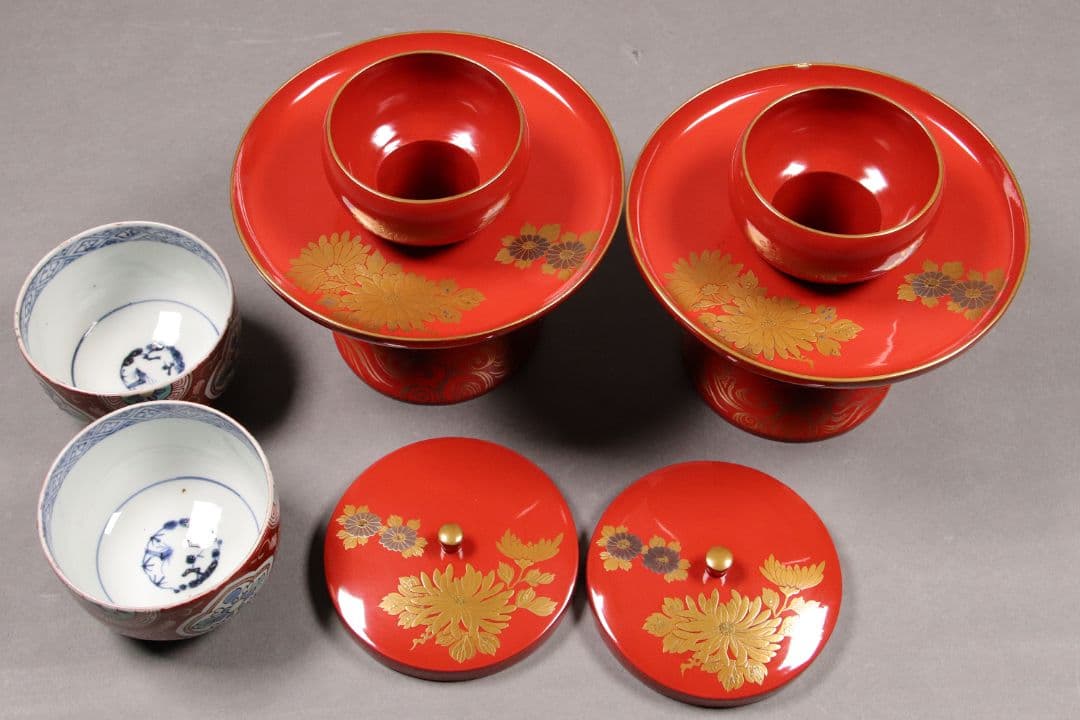 M674/ 時代木製漆器 菊に波金銀蒔絵朱塗茶台一対 伊万里赤絵茶器付 金銀切金