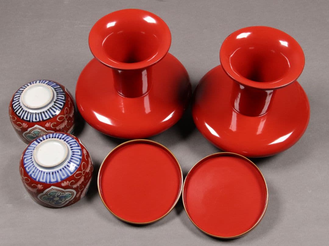 M674/ 時代木製漆器 菊に波金銀蒔絵朱塗茶台一対 伊万里赤絵茶器付 金銀切金