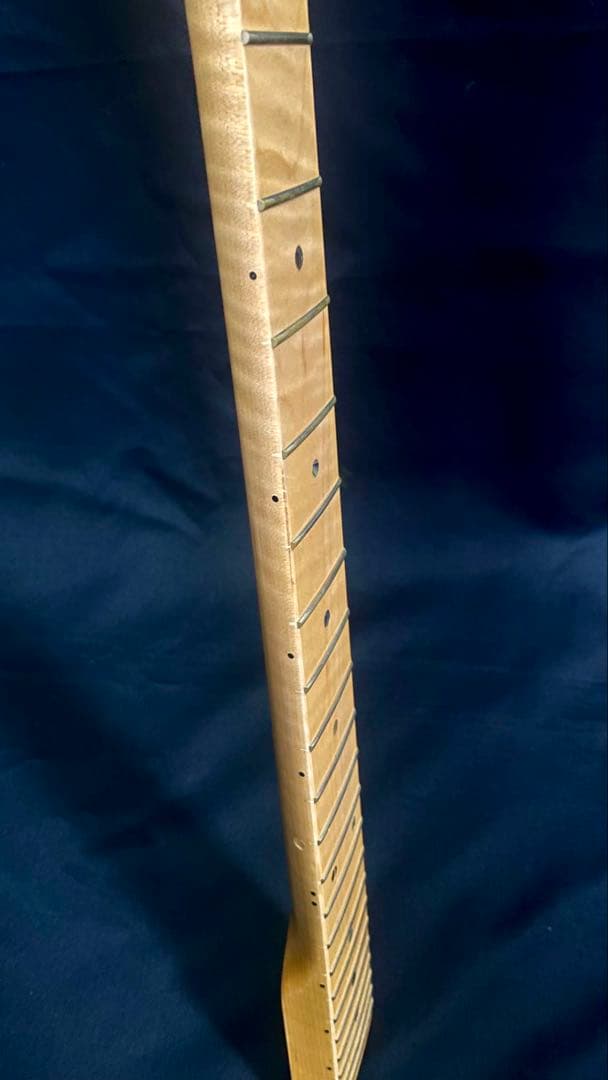 新品　ストラトキャスター エレキギター用ネック カナダ産１ピースフレイムメイプル