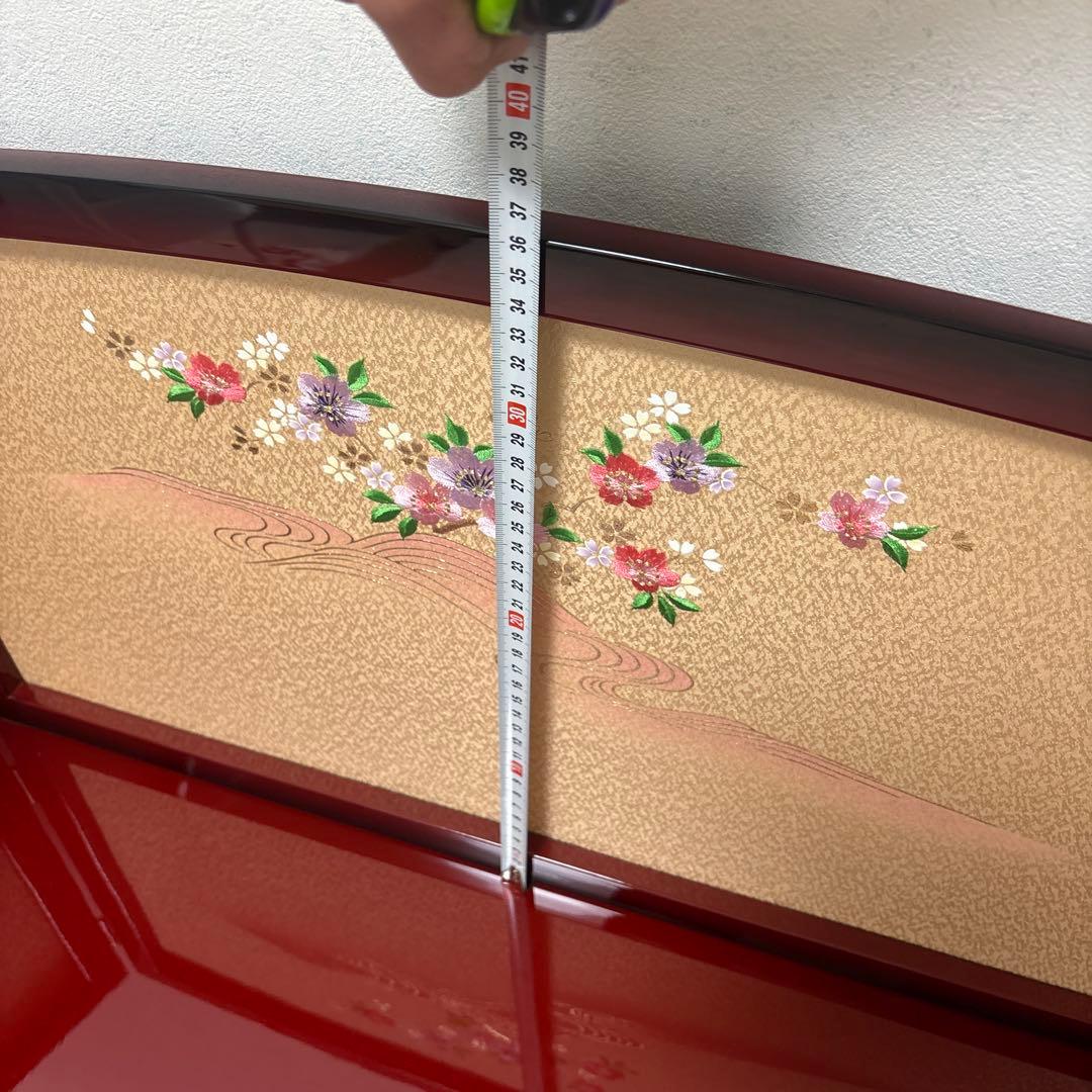 赤い花柄木製雛人形飾り台 花柄屏風2枚付き