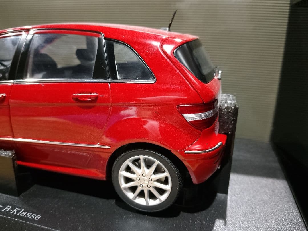 1/18 メルセデスベンツ　Bクラス　W245　ディーラー品　 ミニカー　レッド