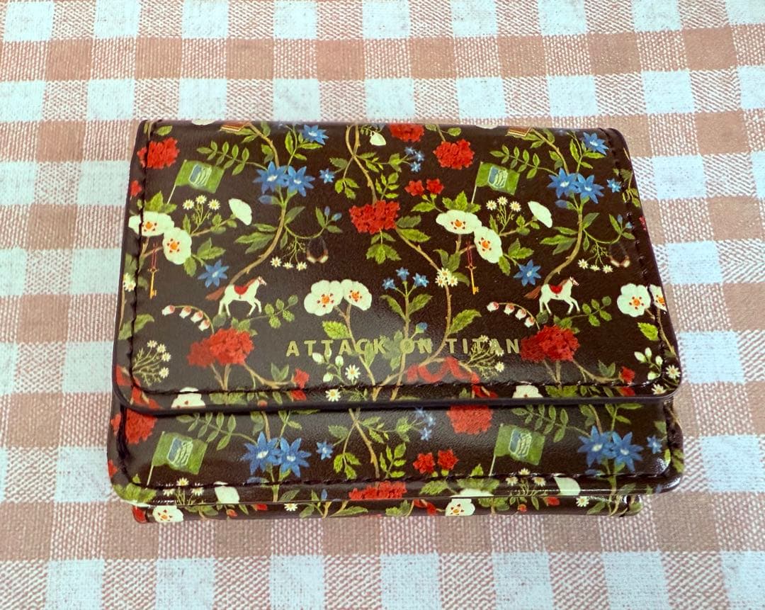 進撃の巨人 イラストレーター亀井英里コラボ ミニウォレット