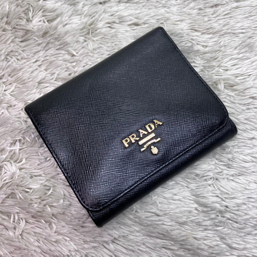 美品✨PRADA サフィアーノ メタルロゴ 二つ折り財布 フラップ ブラック
