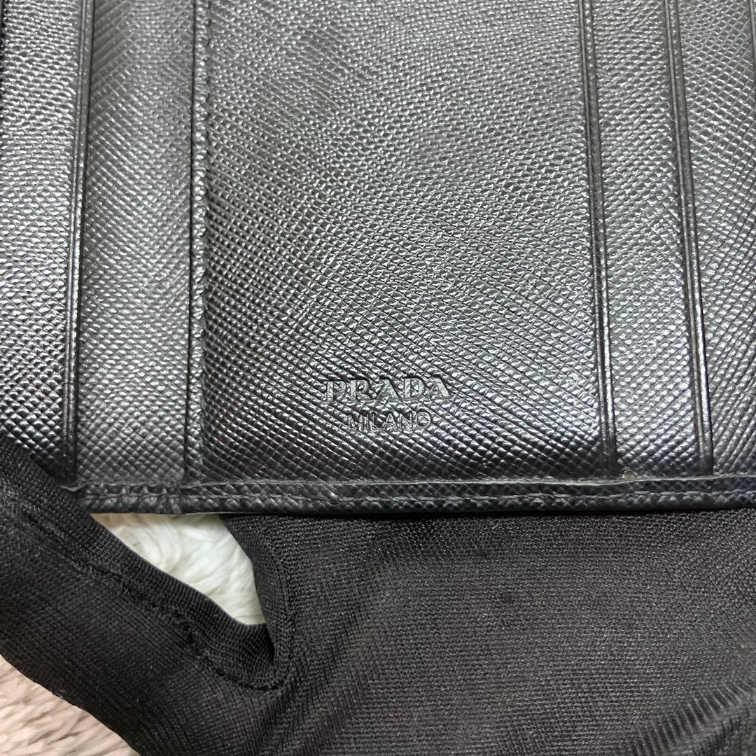 美品✨PRADA サフィアーノ メタルロゴ 二つ折り財布 フラップ ブラック